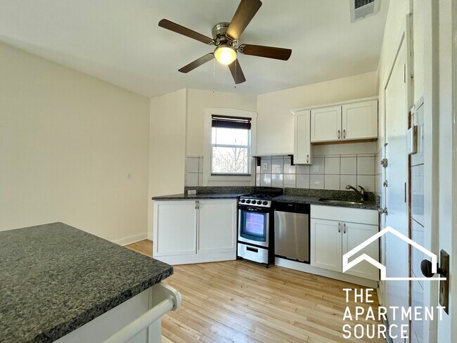 Building Photo - 1925 W Armitage Ave