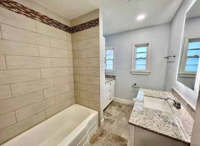Building Photo - AMAZING 2 Bedroom / 1 Bath Home!