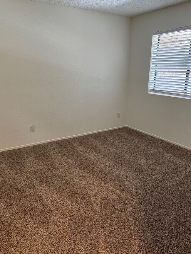 Building Photo - 2 Bedroom 1 Bath COMPLETELY REMODELED!
