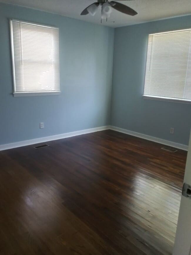 Building Photo - Look No Further!