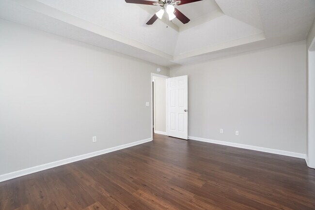 Building Photo - 524 Summit Way