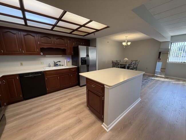 Building Photo - Luxury Living at Midtown Square