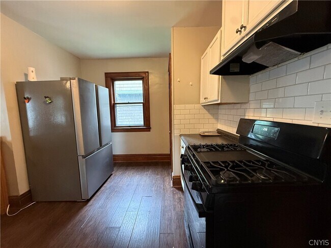 Building Photo - 936 Lancaster Ave