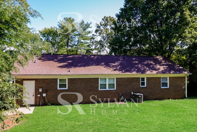 Building Photo - Welcome home to this stunning 3 bedroom, 2 bathroom brick home