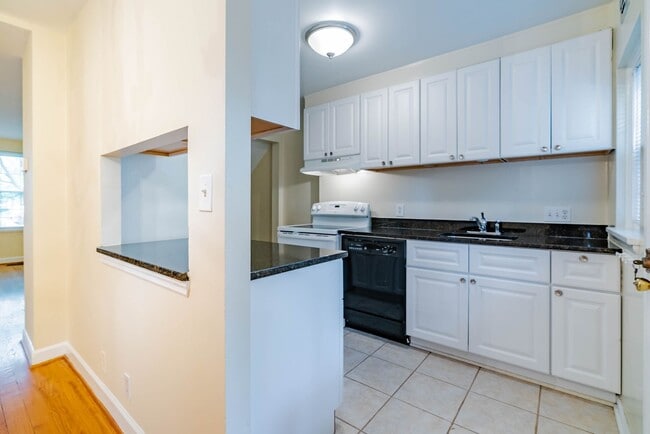 Building Photo - Beautifully Maintained 3 Levels, 2 Bedroom...