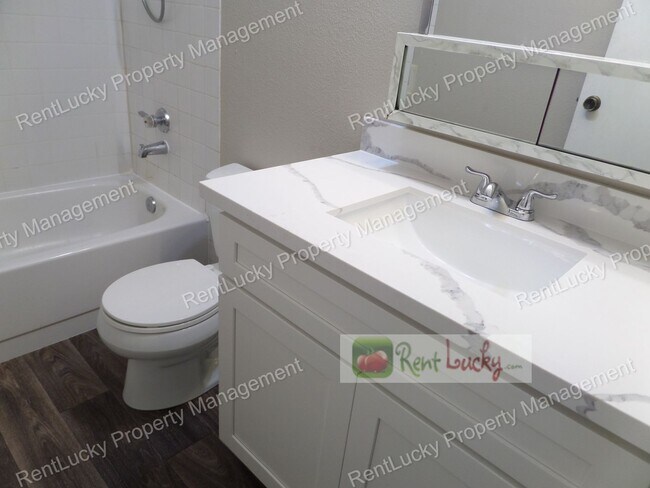 Building Photo - Cute & Updated 1-Bedroom Condo in Convenie...