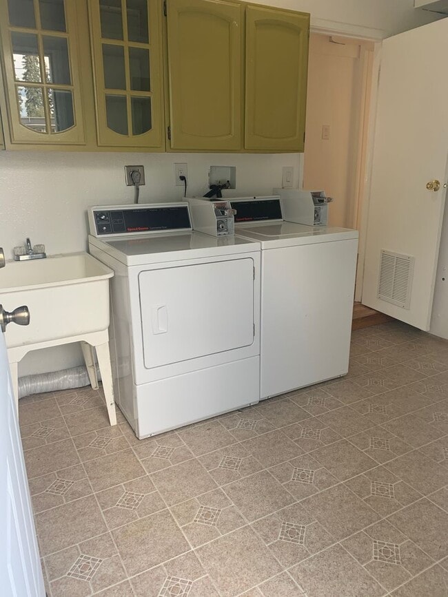 Building Photo - 224 Farewell Ave