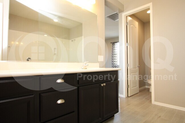 Building Photo - 17120 N 9th Pl