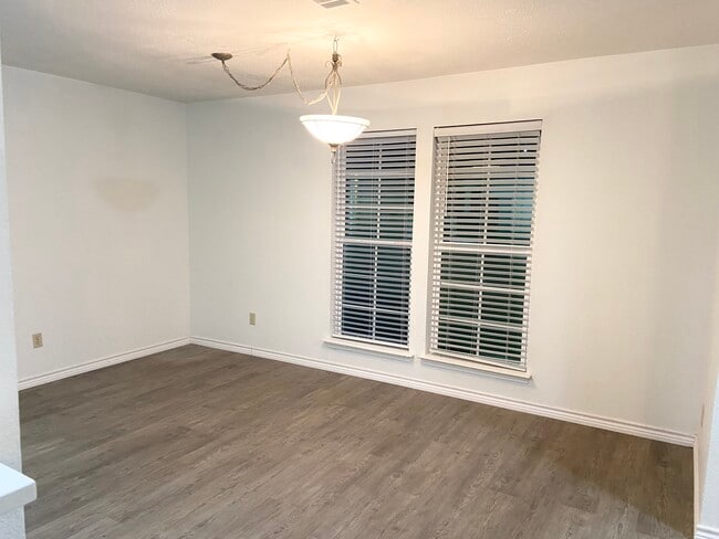 Building Photo - 2121 Stone Moss Ln