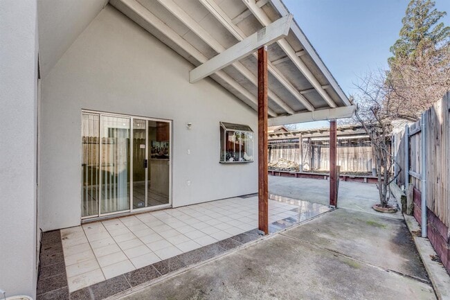 Building Photo - Beautiful 4/2 home