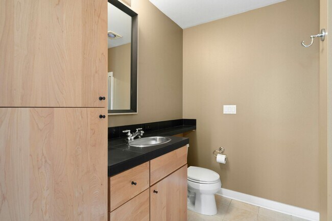 Building Photo - 2bd/1.75ba Seattle Condo