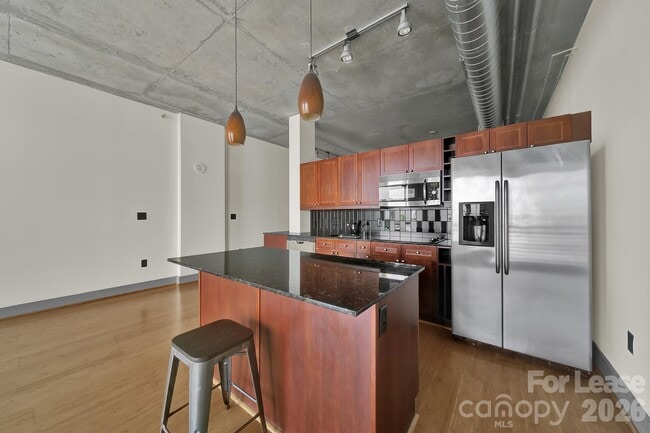 Building Photo - 505 E 6th St