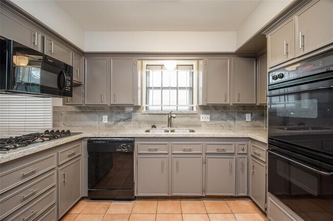 Building Photo - 15319 Paseo Del Rey Dr