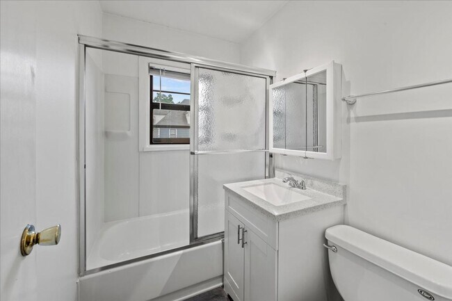 Building Photo - 306 E 19th St