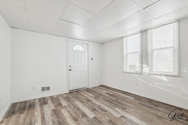Building Photo - 2615 Emmons Ave