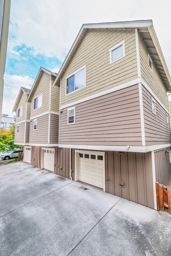 Building Photo - Beautiful 2BR/1.5BA Corner Townhome in the...
