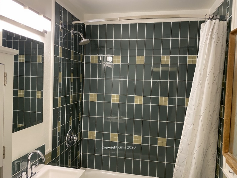 Building Photo - 12050 NE Broadway