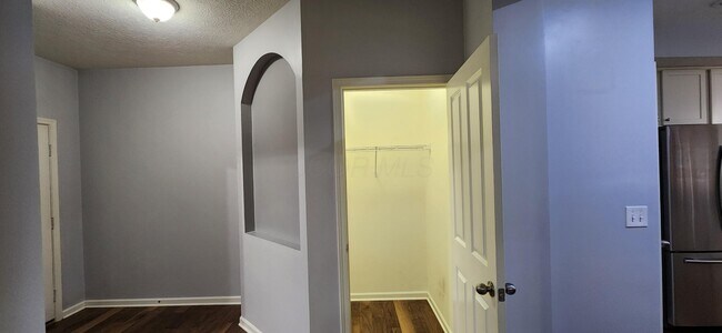 Building Photo - 590 Redwood Ln