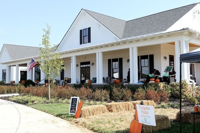 Building Photo - 250 Tanglewood Ln