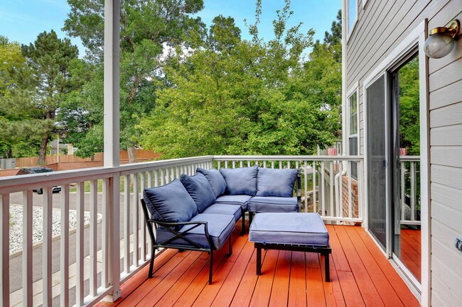 Building Photo - Beautiful luxury townhome style condominiu...