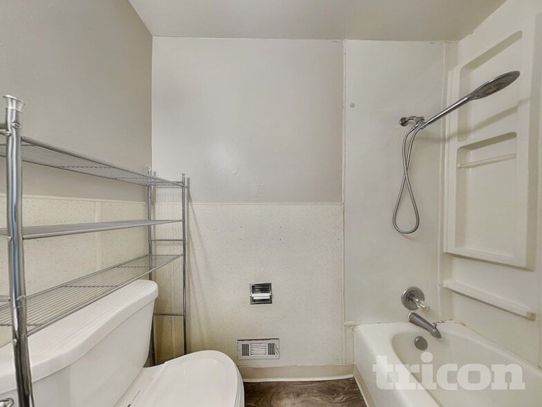 Building Photo - 1370 University Terrace