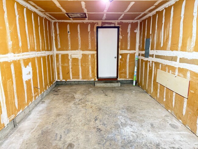 Building Photo - Updated 2 bedroom 1 bathroom dulpex in Springfield!