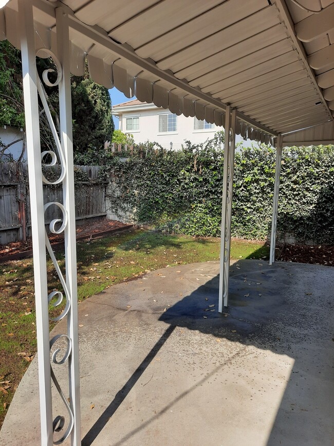 Building Photo - 9135 Arcadia Ave