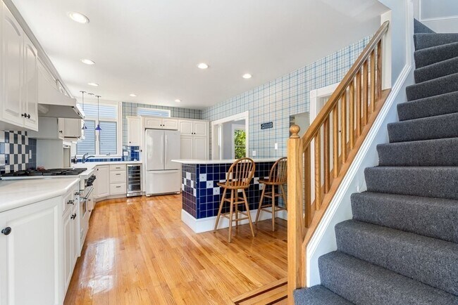 Building Photo - 68 Elm St