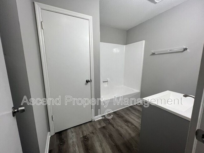 Building Photo - 3216 Gleason Dr