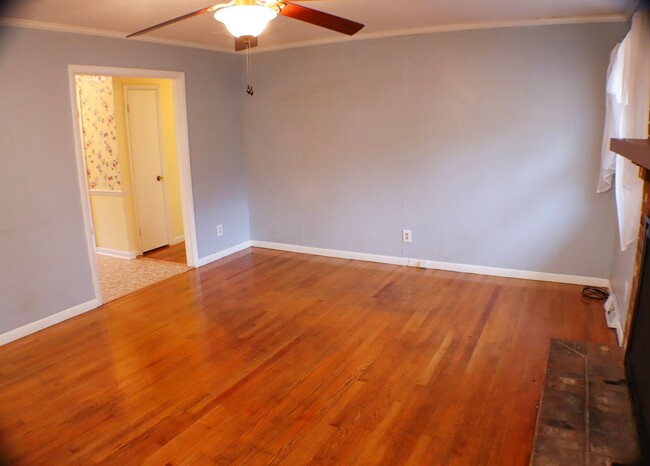 Building Photo - Cute brick ranch 3 bedroom, 2 bathroom in ...