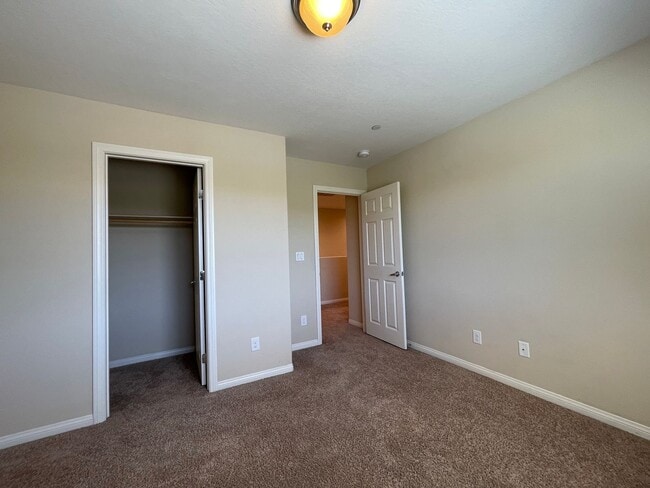 Building Photo - 4 BED 2.5 BATH 2 CAR GARAGE SINGLE FAMILY ...
