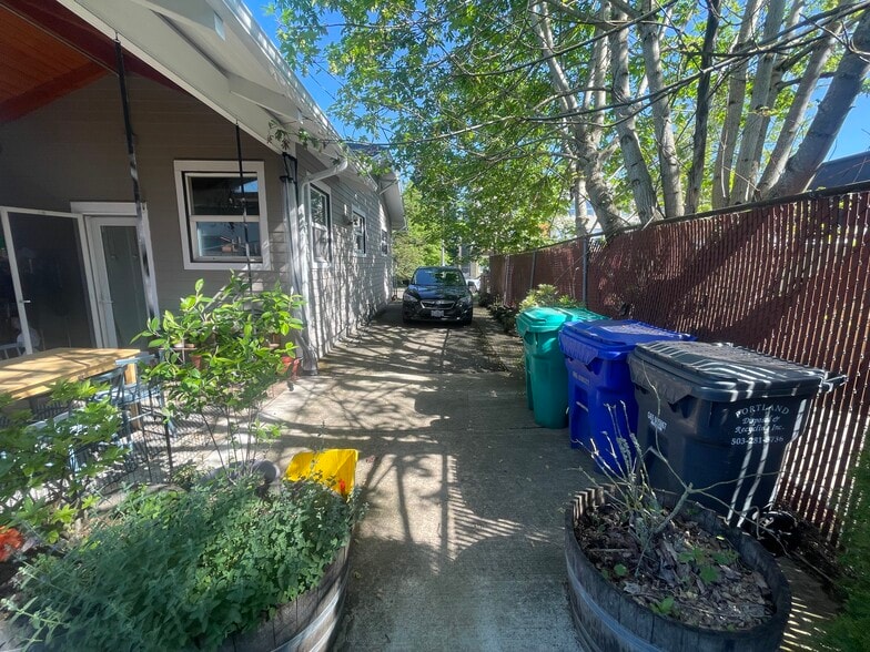 Driveway - 824 N Killingsworth Ct