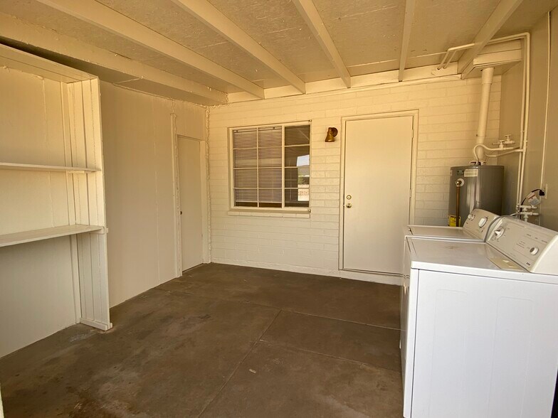 Building Photo - 1014 W 17th Pl