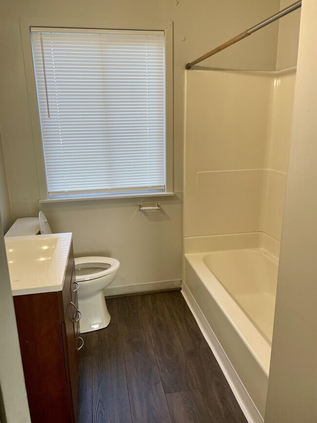 Building Photo - 1040 Spruce St NE