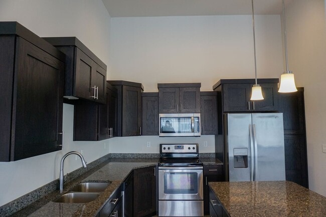 Building Photo - 3 Bed 3 Bath Twin Home