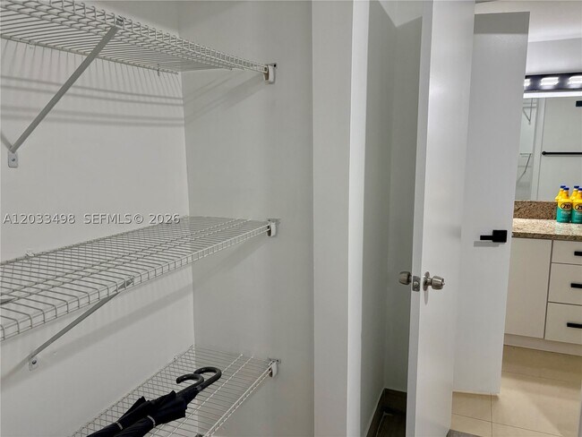 Building Photo - 1591 NE Miami Gardens Dr