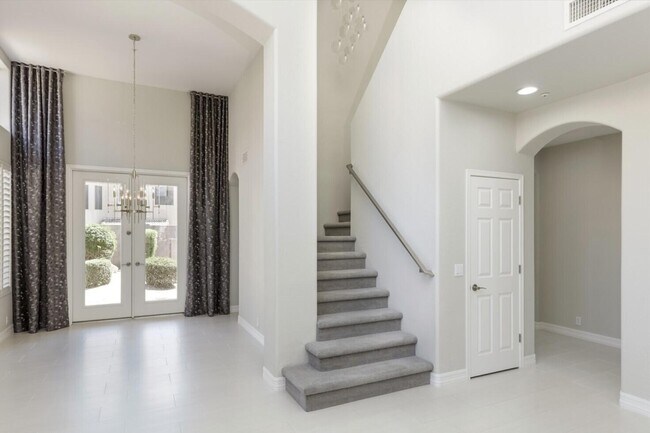 Building Photo - 7647 E Los Gatos Dr