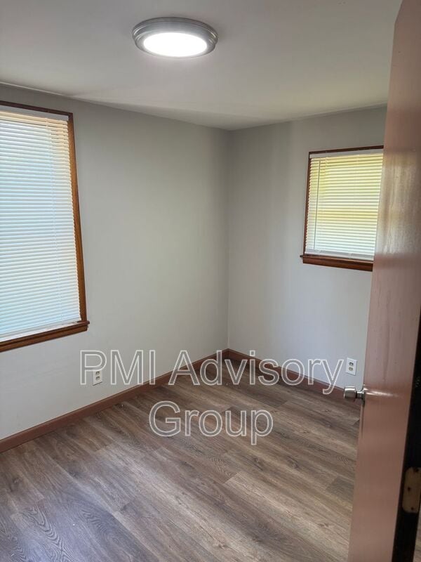 Building Photo - 2521 SW Sunset Rd
