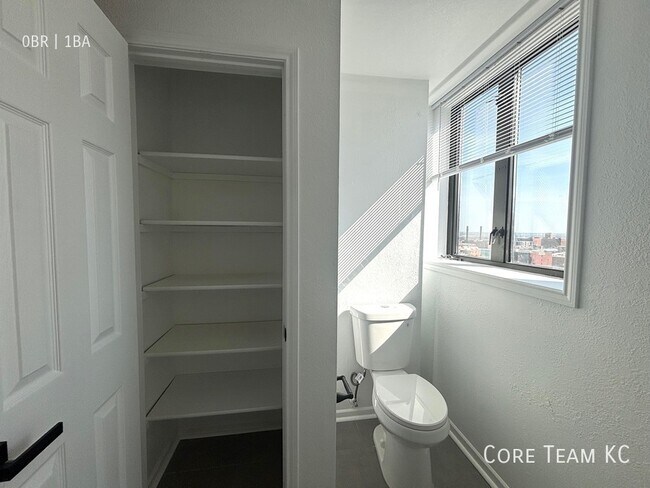 Building Photo - 320 W 7th St