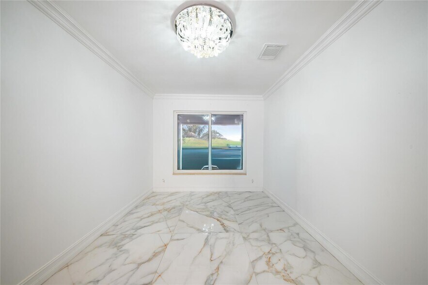 Building Photo - 16770 Lakeview Ct