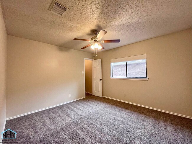 Building Photo - 8143 Chestnut Manor Dr