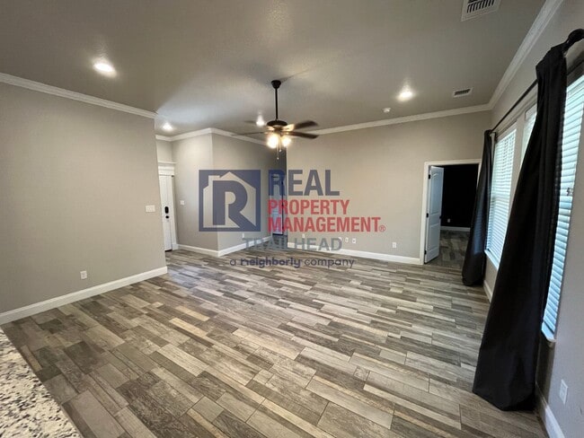 Building Photo - Stunning 3 Bed 2 Bath Home in Gated Lakesi...