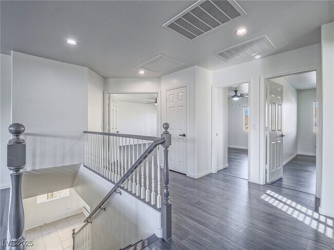 Building Photo - 10898 Carberry Hill St