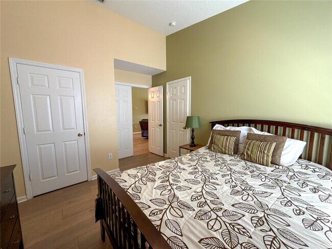 Building Photo - 8127 Fan Palm Way