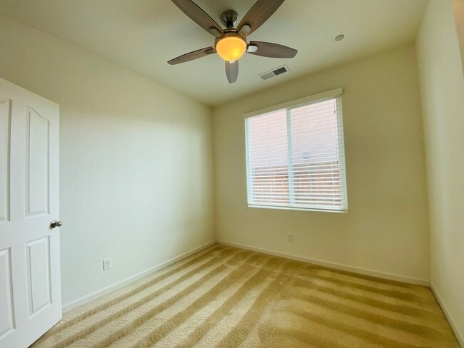 Building Photo - $2,250 International & Chestnut 3 Bed - N....