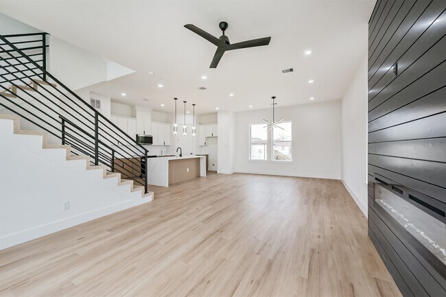 Building Photo - 3808 Ennis St