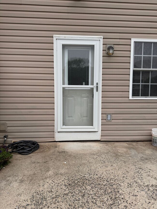 Building Photo - 3 Bedroom || 2 Full Bathroom & 2 Half Bath...