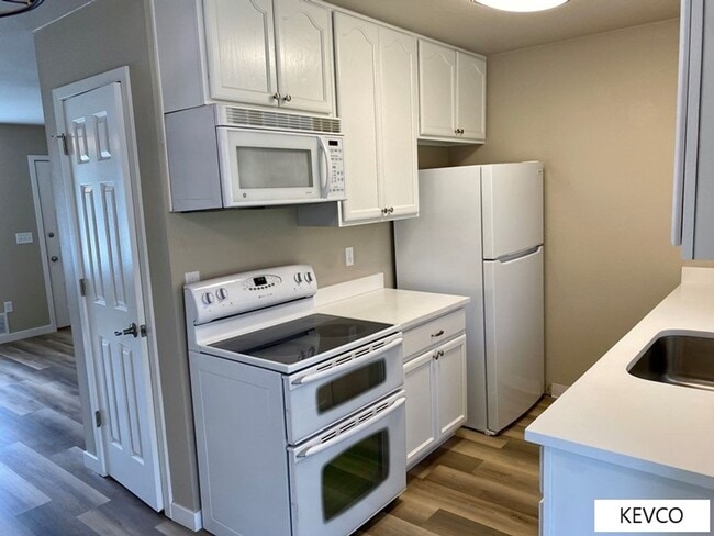 Building Photo - Bright Home with Massive Backyard!