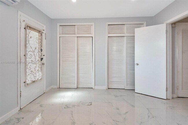 Building Photo - 820 SW 11th Ave