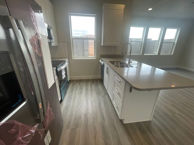 Building Photo - END UNIT Mustang Valley Townhome!!